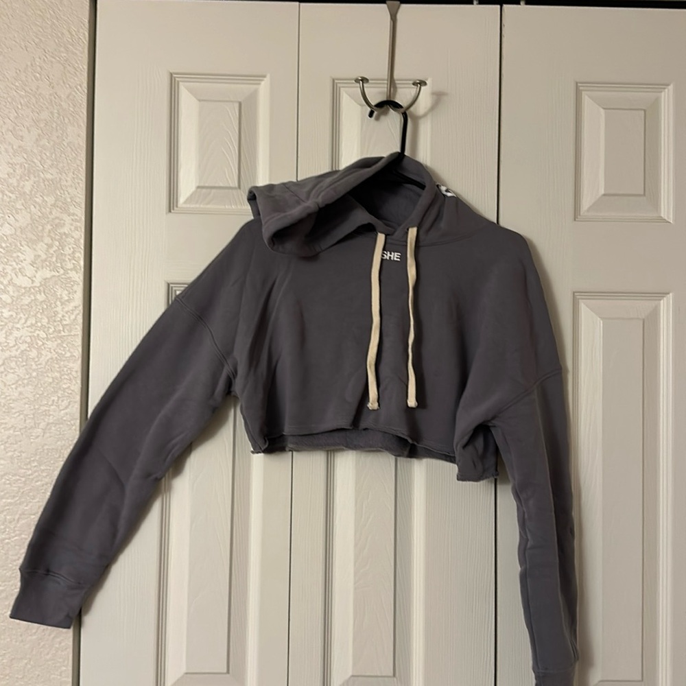 SHE crop hoodie